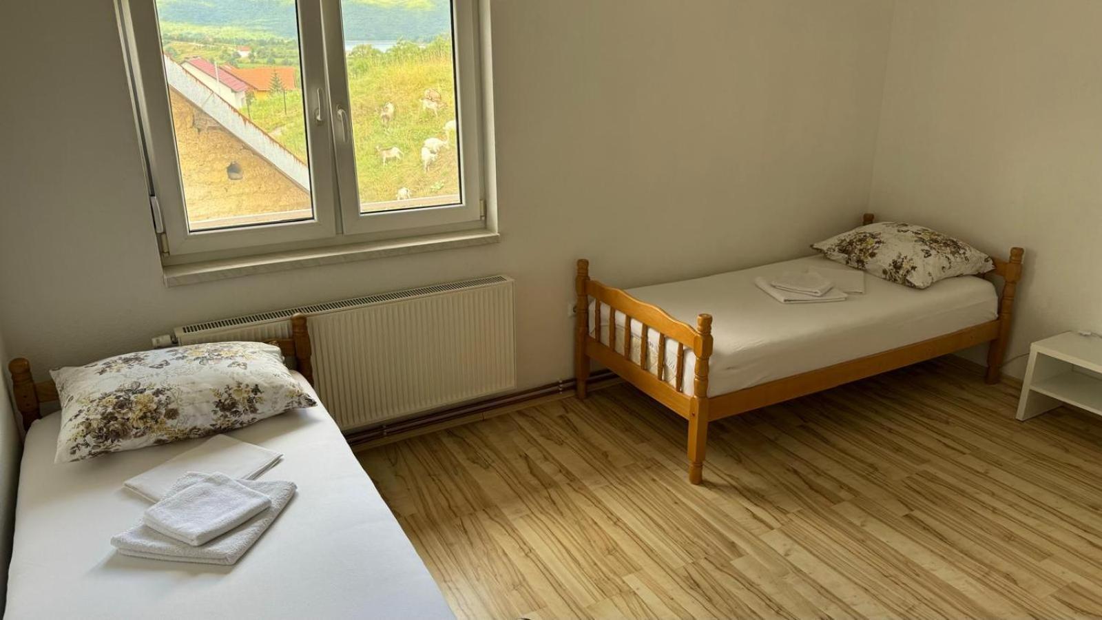 Apartman Malekin Apartment Prozor ภายนอก รูปภาพ