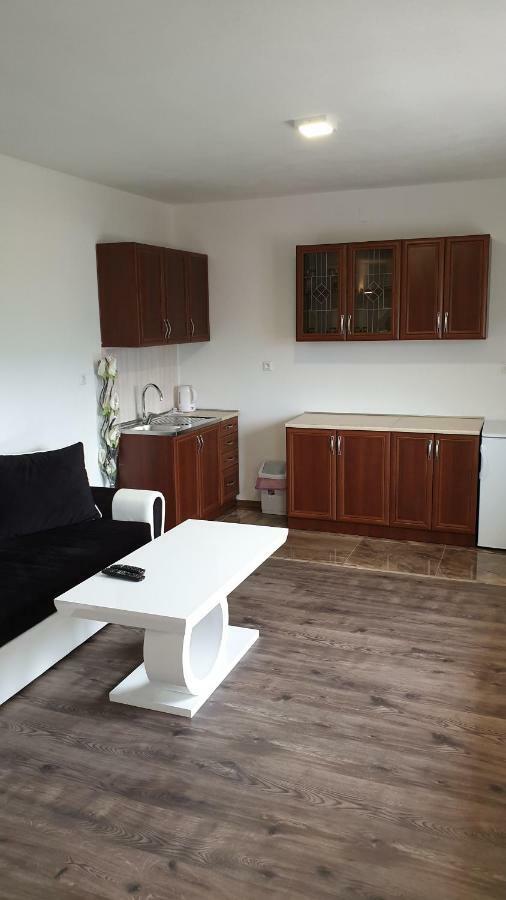 Apartman Malekin Apartment Prozor ภายนอก รูปภาพ